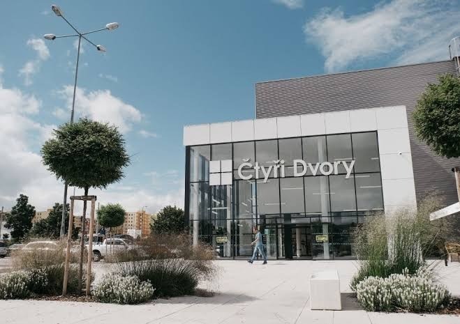 Vstup do obchodního centra Čtyři Dvory