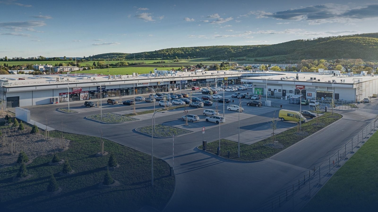 Retail park s obchody a prostorným parkovištěm
